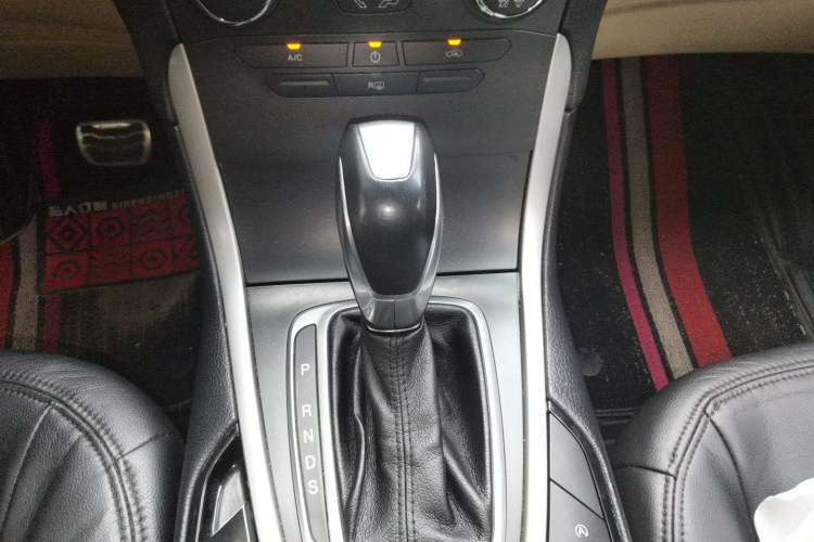 Used Ford Edge 2016 EcoBoost 245 Two-Wheel-Drive Titanium 5-Seater Gear Lever