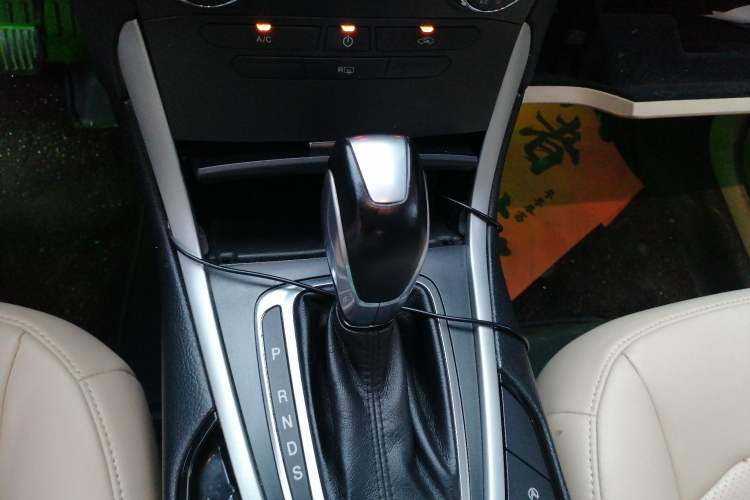 Used Ford Edge 2016 EcoBoost 245 Two-Wheel-Drive Titanium 5-Seater Gear Lever
