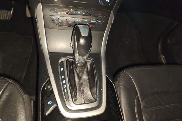 Used Ford Edge 2016 EcoBoost 245 Four-Wheel Drive Titanium Edition 7-Seater Gear Lever