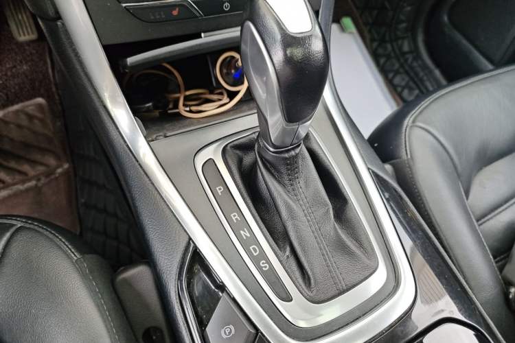 Used Ford Edge 2016 EcoBoost 245 Two-Wheel-Drive Titanium 7-Seater Gear Lever