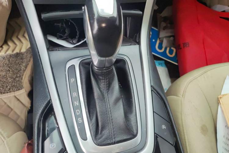 Used Ford Edge 2016 EcoBoost 245 Two-Wheel-Drive Titanium 5-Seater Gear Lever