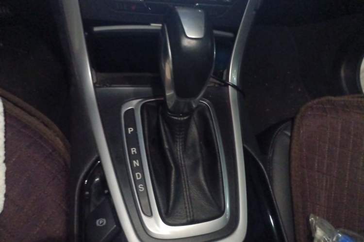 Used Ford Edge 2016 EcoBoost 245 Two-Wheel-Drive Titanium 7-Seater Gear Lever