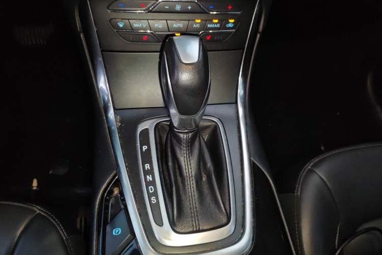 Used Ford Edge 2016 EcoBoost 245 Two-Wheel-Drive Titanium 7-Seater Gear Lever