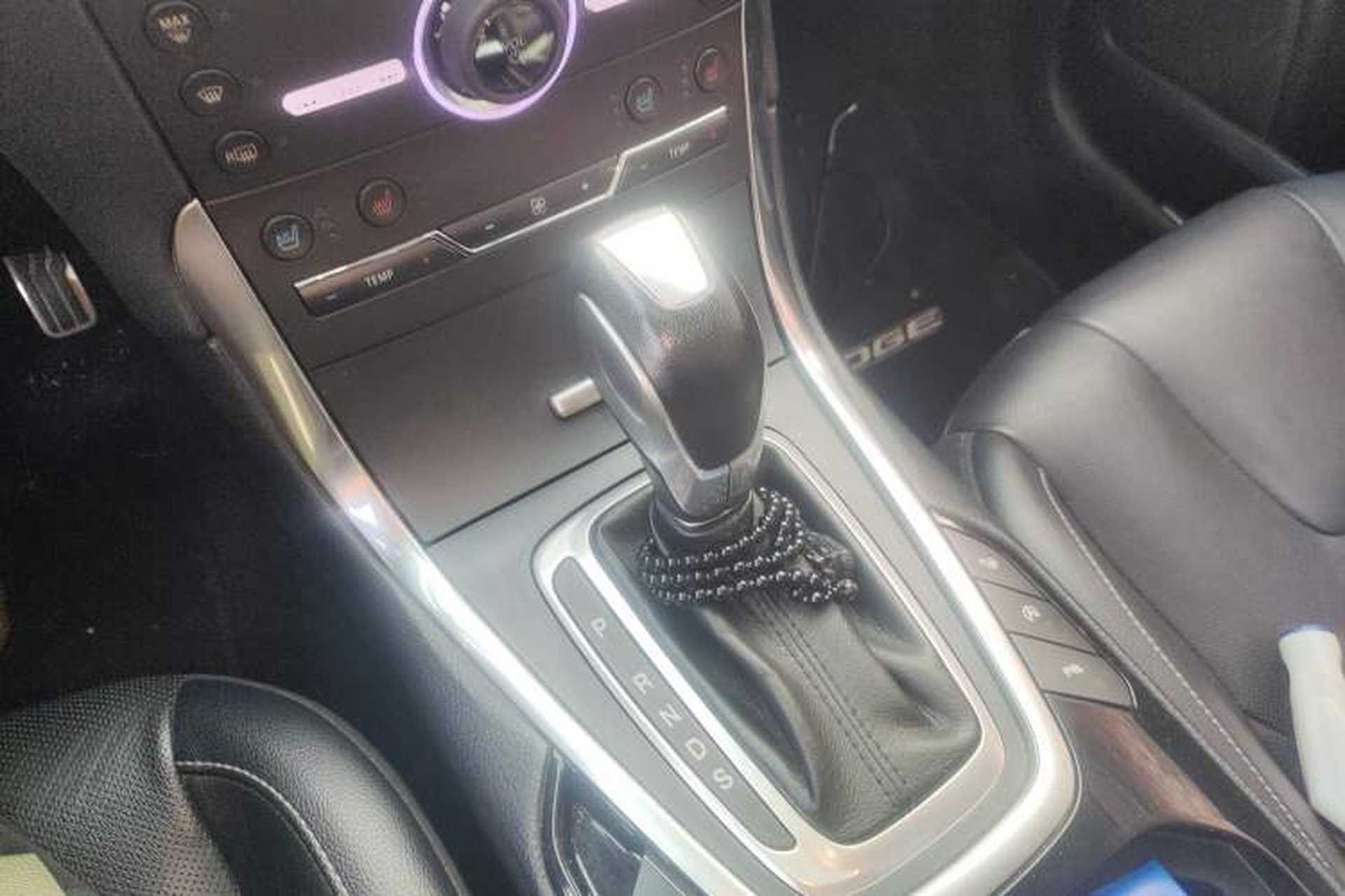 Used Ford Edge 2016 EcoBoost 245 Four-Wheel Drive Titanium 7-Seater Gear Lever