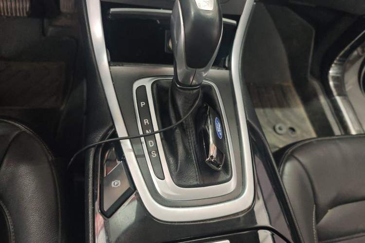 Used Ford Edge 2016 EcoBoost 245 Two-Wheel-Drive Titanium 7-Seater Gear Lever
