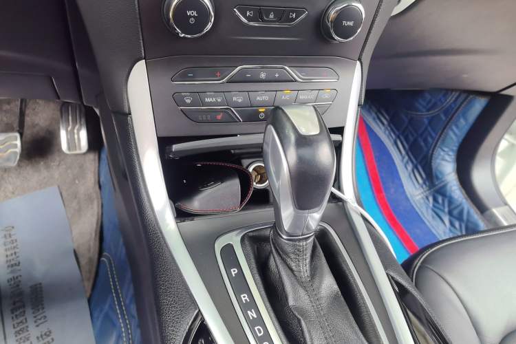 Used Ford Edge 2016 EcoBoost 245 Two-Wheel-Drive Titanium 7-Seater Gear Lever
