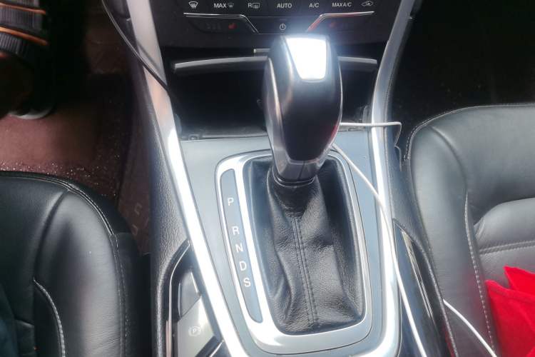 Used Ford Edge 2016 EcoBoost 245 Two-Wheel-Drive Titanium 7-Seater Gear Lever
