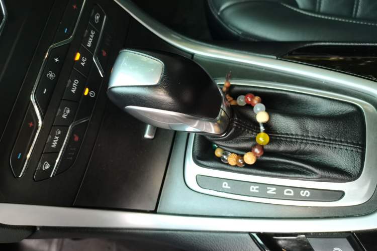 Used Ford Edge 2016 EcoBoost 245 Two-Wheel-Drive Titanium 7-Seater Gear Lever