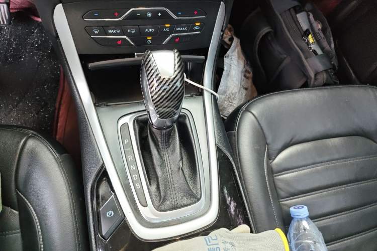 Used Ford Edge 2016 EcoBoost 245 Two-Wheel-Drive Titanium 7-Seater Gear Lever
