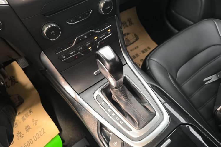 Used Ford Edge 2016 EcoBoost 245 Two-Wheel-Drive Titanium 7-Seater Gear Lever