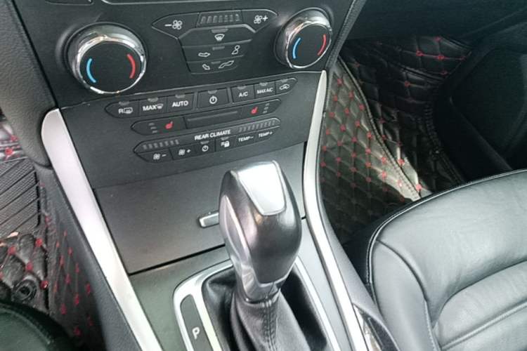 Used Ford Edge 2016 EcoBoost 245 Two-Wheel-Drive Platinum Edition 7-Seater Gear Lever