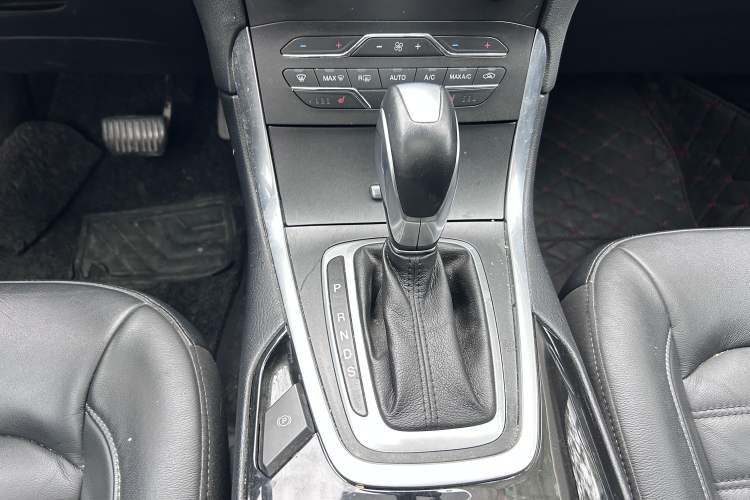 Used Ford Edge 2016 EcoBoost 245 Two-Wheel-Drive Titanium 7-Seater Gear Lever