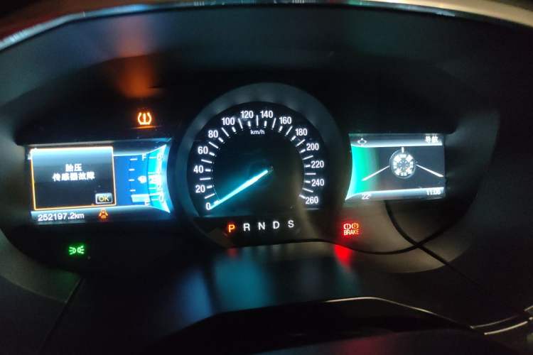 Used Ford Edge 2016 EcoBoost 330 V6 Four-Wheel Drive Sporty 7-Seater Instrument Cluster