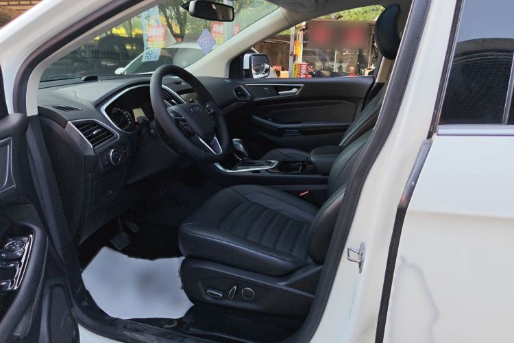 Used Ford Edge 2016 EcoBoost 245 Two-Wheel-Drive Titanium 7-Seater Interior 1