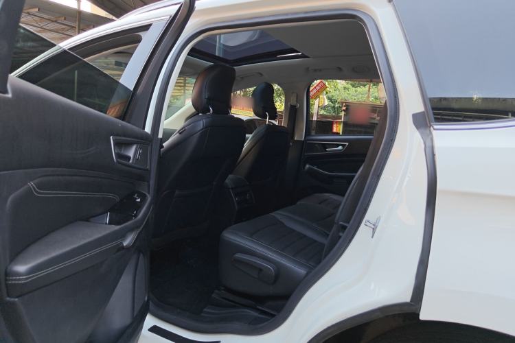 Used Ford Edge 2016 EcoBoost 245 Two-Wheel-Drive Titanium 7-Seater Interior 2
