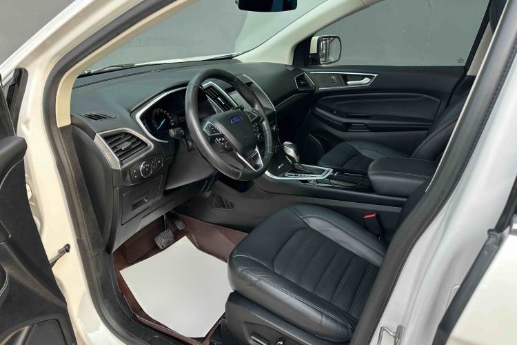 Used Ford Edge 2016 EcoBoost 245 Four-Wheel Drive Titanium Edition 7-Seater Interior 2