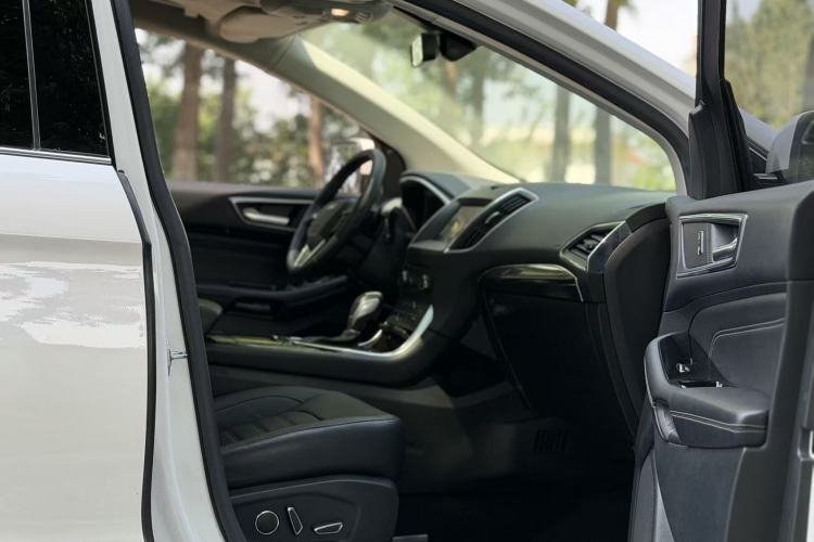 Used Ford Edge 2016 EcoBoost 245 Two-Wheel-Drive Titanium 7-Seater Interior 2
