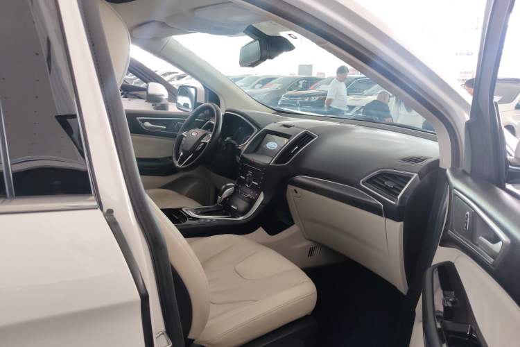 Used Ford Edge 2016 EcoBoost 245 Four-Wheel Drive Titanium 7-Seater Interior 2