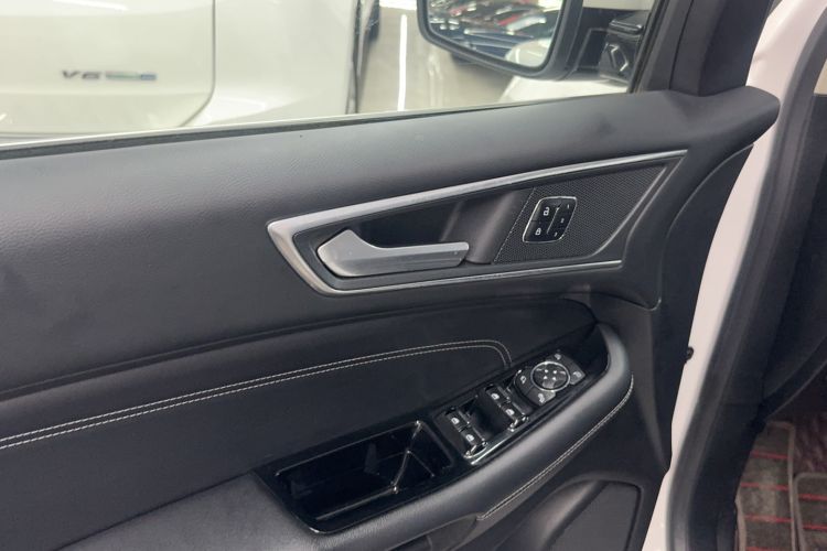 Used Ford Edge 2016 EcoBoost 245 Four-Wheel Drive Titanium 7-Seater Interior 2