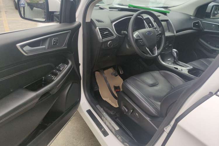 Used Ford Edge 2016 EcoBoost 245 Four-Wheel Drive Titanium 7-Seater Interior 3
