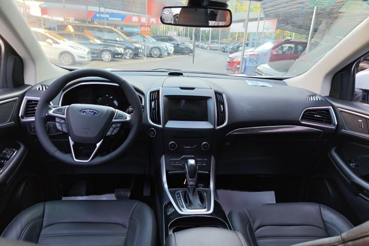 Used Ford Edge 2016 EcoBoost 245 Two-Wheel-Drive Titanium 7-Seater Interior 3