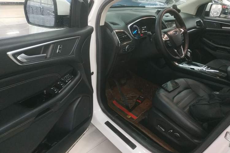 Used Ford Edge 2016 EcoBoost 245 Two-Wheel-Drive Titanium 7-Seater Interior 3