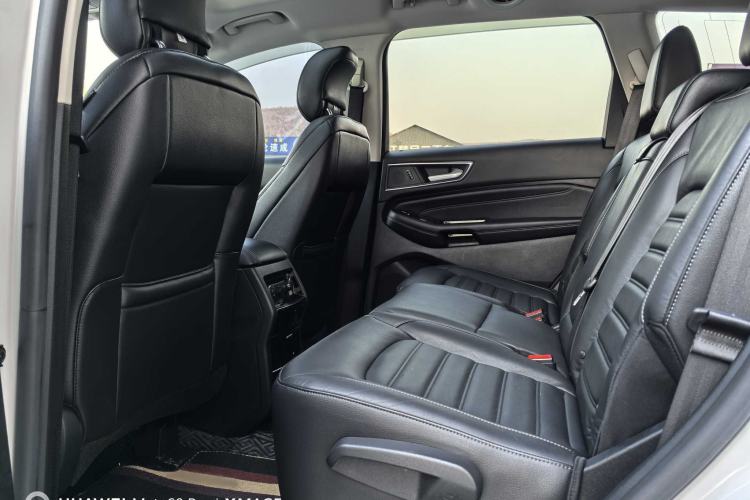 Used Ford Edge 2016 EcoBoost 245 Two-Wheel-Drive Titanium 7-Seater Interior 3