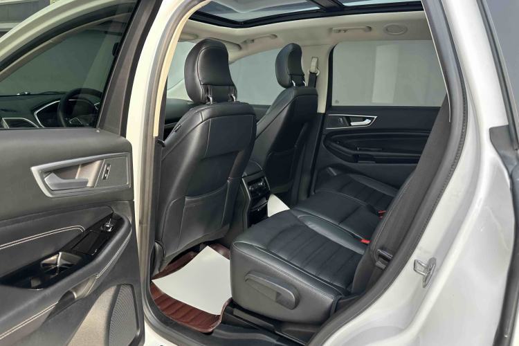 Used Ford Edge 2016 EcoBoost 245 Four-Wheel Drive Titanium Edition 7-Seater Interior 3