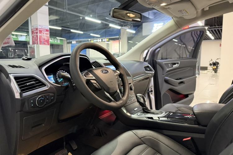 Used Ford Edge 2016 EcoBoost 245 Four-Wheel Drive Titanium Edition 7-Seater Interior 3