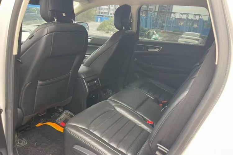 Used Ford Edge 2016 EcoBoost 245 Two-Wheel-Drive Platinum Edition 7-Seater Interior 3