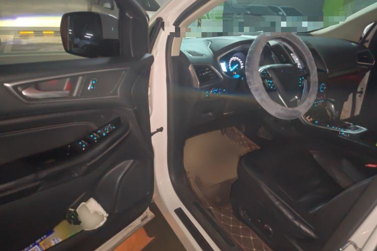 Used Ford Edge 2016 EcoBoost 245 Two-Wheel-Drive Titanium 7-Seater Interior 3