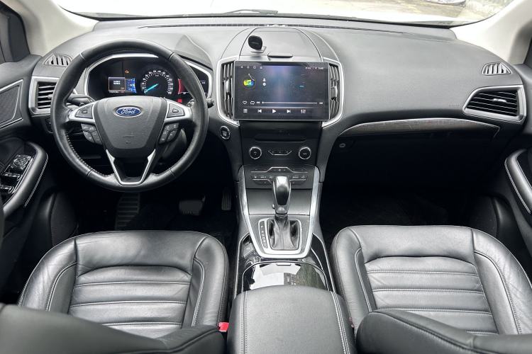 Used Ford Edge 2016 EcoBoost 245 Two-Wheel-Drive Titanium 7-Seater Interior 3