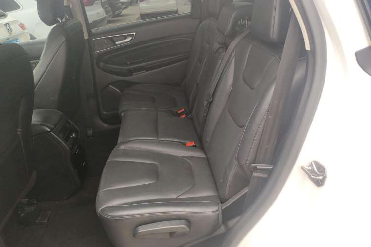 Used Ford Edge 2016 EcoBoost 245 Four-Wheel Drive Titanium 7-Seater Interior 4