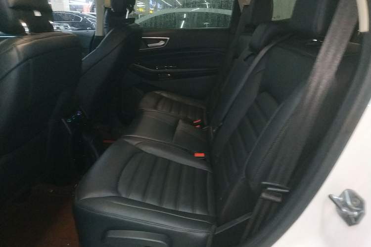 Used Ford Edge 2016 EcoBoost 245 Two-Wheel-Drive Titanium 7-Seater Interior 4