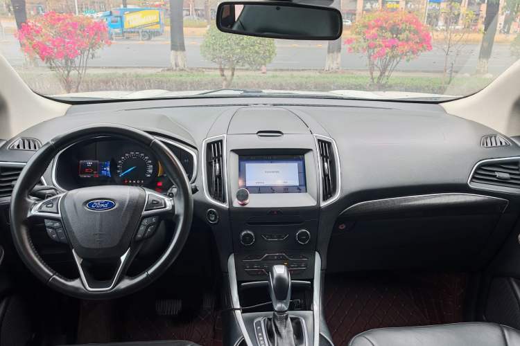 Used Ford Edge 2016 EcoBoost 245 Two-Wheel-Drive Titanium 7-Seater Interior 4