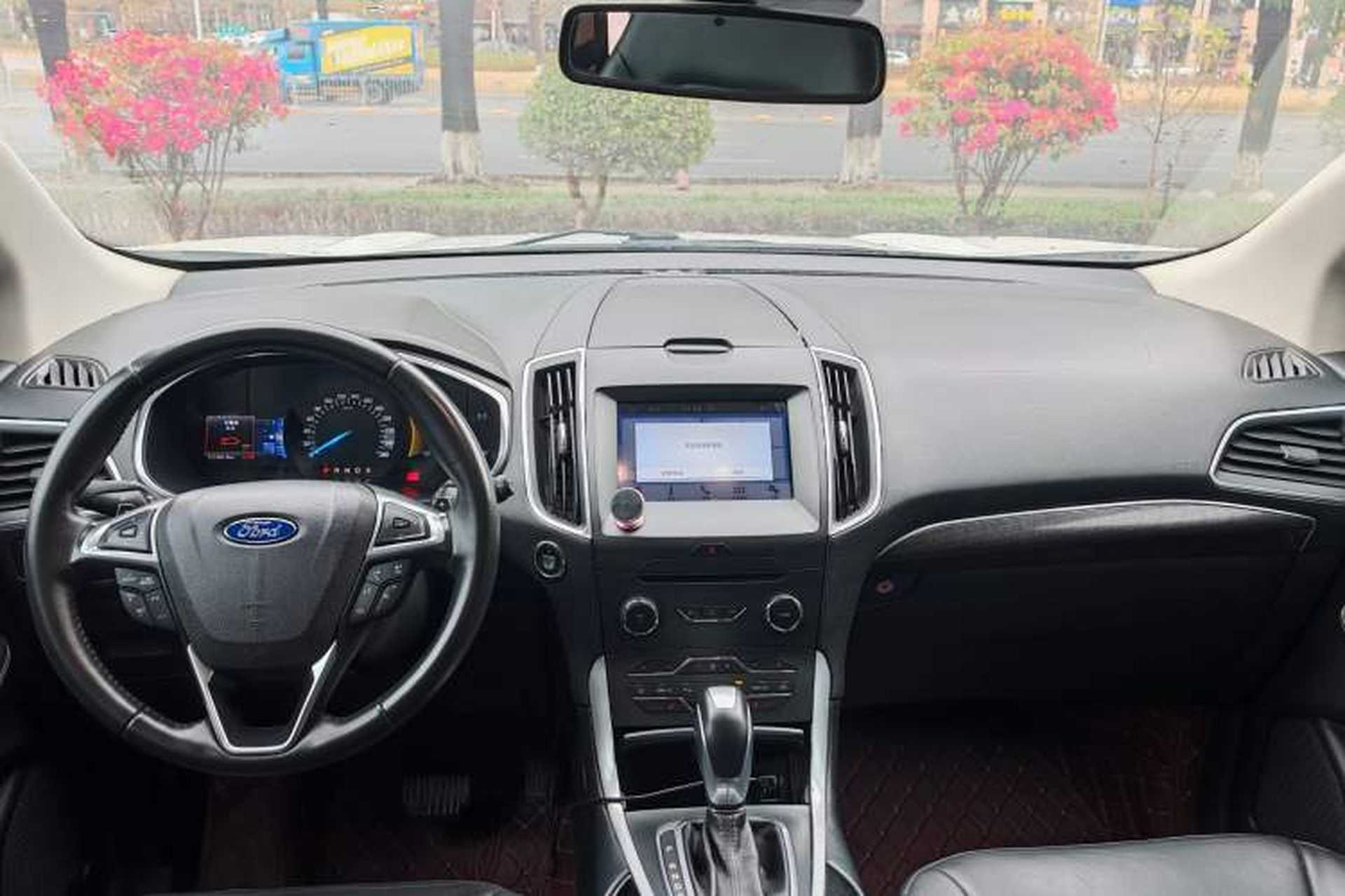 Used Ford Edge 2016 EcoBoost 245 Two-Wheel-Drive Titanium 7-Seater Interior 4