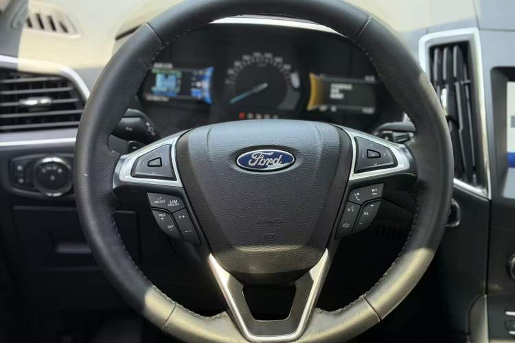 Used Ford Edge 2016 EcoBoost 245 Two-Wheel-Drive Titanium 7-Seater Interior 4