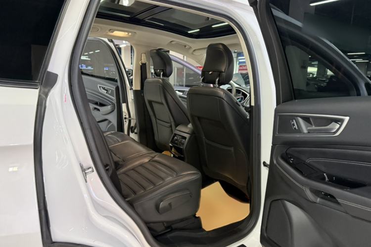 Used Ford Edge 2016 EcoBoost 245 Four-Wheel Drive Titanium Edition 7-Seater Interior 4