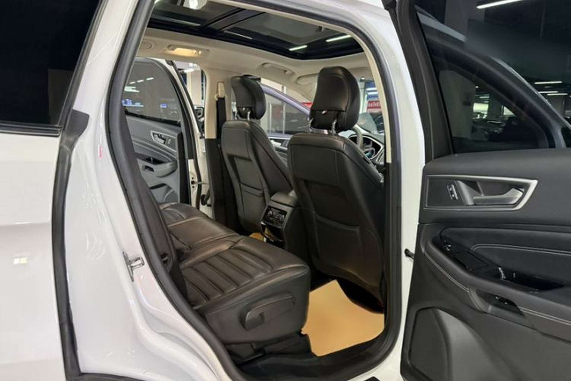 Used Ford Edge 2016 EcoBoost 245 Four-Wheel Drive Titanium Edition 7-Seater Interior 4