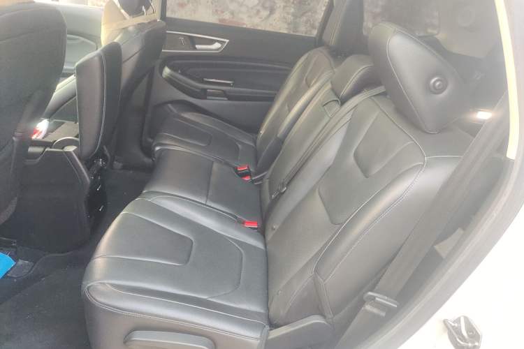 Used Ford Edge 2016 EcoBoost 245 Four-Wheel Drive Titanium 7-Seater Interior 4