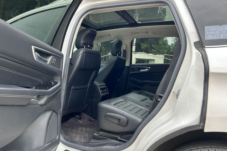 Used Ford Edge 2016 EcoBoost 245 Two-Wheel-Drive Titanium 7-Seater Interior 4