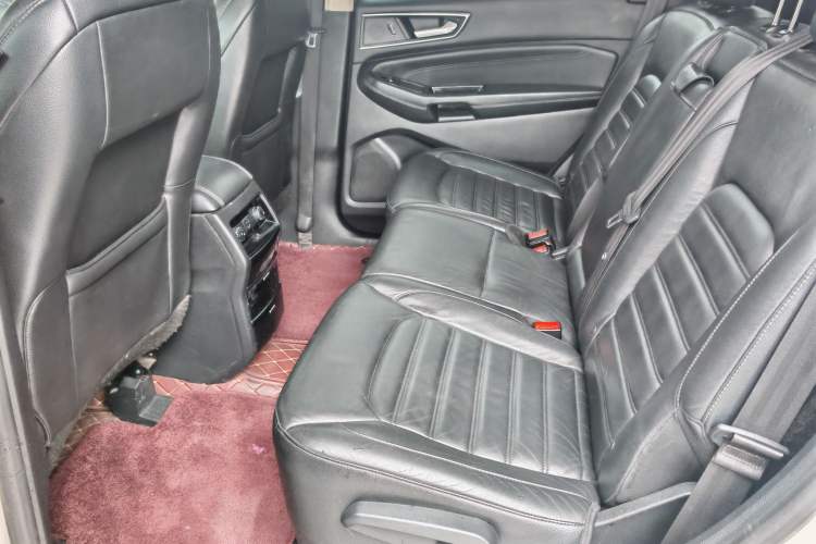 Used Ford Edge 2016 EcoBoost 245 Two-Wheel-Drive Titanium 7-Seater Interior 5