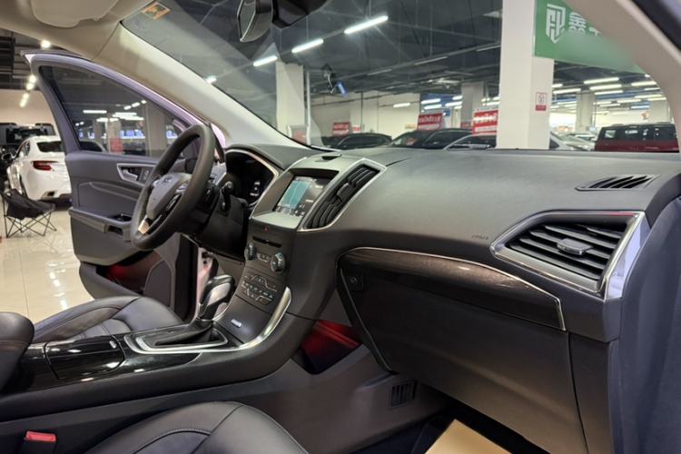 Used Ford Edge 2016 EcoBoost 245 Four-Wheel Drive Titanium Edition 7-Seater Interior 5