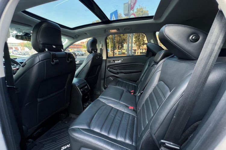 Used Ford Edge 2016 EcoBoost 245 Two-Wheel-Drive Titanium 7-Seater Interior 5