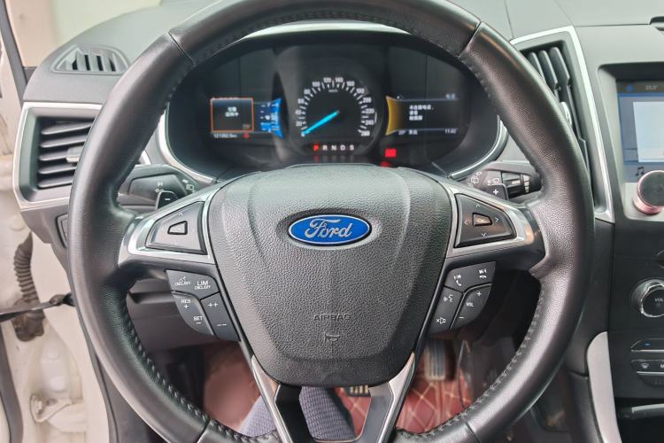 Used Ford Edge 2016 EcoBoost 245 Two-Wheel-Drive Titanium 7-Seater Interior 6