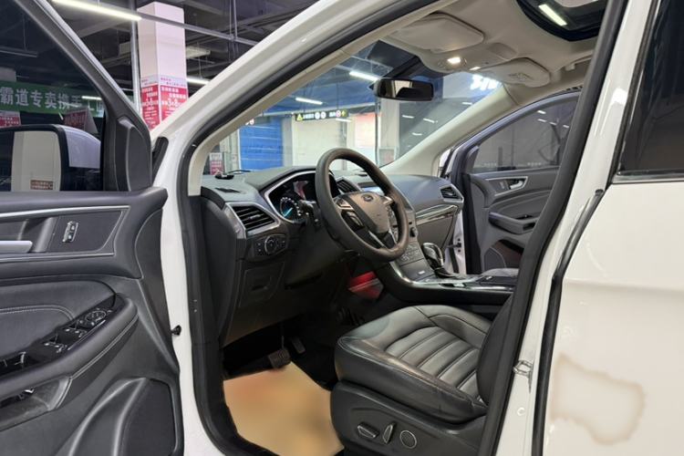 Used Ford Edge 2016 EcoBoost 245 Four-Wheel Drive Titanium Edition 7-Seater Interior 6