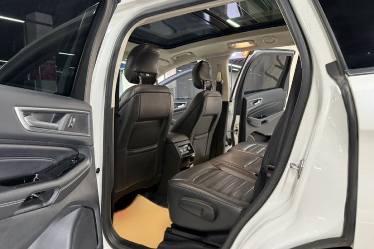 Used Ford Edge 2016 EcoBoost 245 Four-Wheel Drive Titanium Edition 7-Seater Interior 7