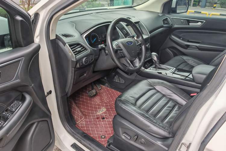Used Ford Edge 2016 EcoBoost 245 Two-Wheel-Drive Titanium 7-Seater Interior 8