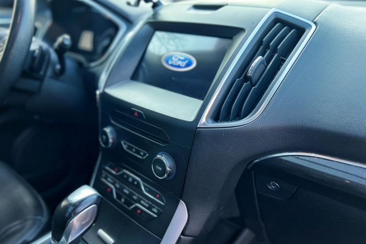 Used Ford Edge 2016 EcoBoost 245 Two-Wheel-Drive Titanium 7-Seater Interior 8