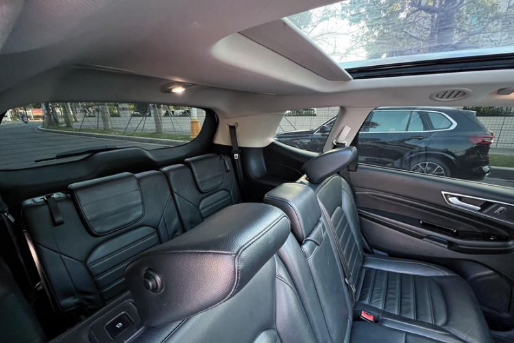 Used Ford Edge 2016 EcoBoost 245 Two-Wheel-Drive Titanium 7-Seater Interior 9